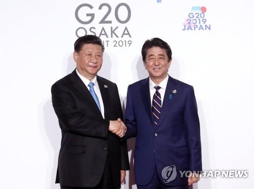 2019년 6월 28일 일본 오사카(大阪)에서 열린 주요 20개국(G20) 정상회의 공식 환영식에서 의장인 아베 신조(安倍晋三) 일본 총리와 시진핑(習近平) 중국 국가 주석이 악수하고 있다. [연합뉴스 자료사진]