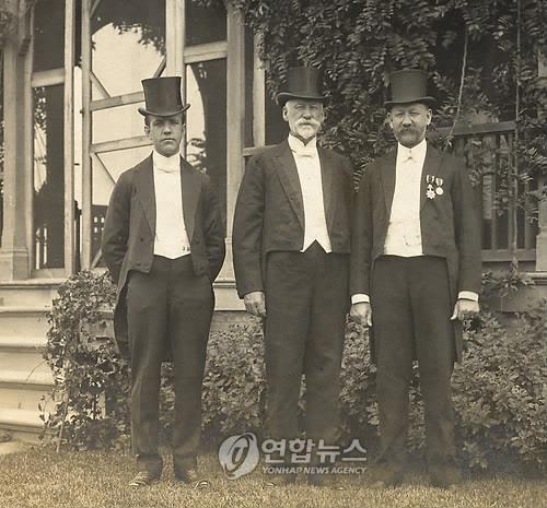 루이스 세브란스(가운데)는 1907년 한국을 방문해 3개월간 머물렀다. 오른쪽이 올리버 에이비슨이고 왼쪽은 세브란스의 주치의 러들로다. 러들로는 훗날 세브란스의학교 교수로도 활동했다. [연세대 의대 박형우 교수 제공, 재판매 및 DB 금지]