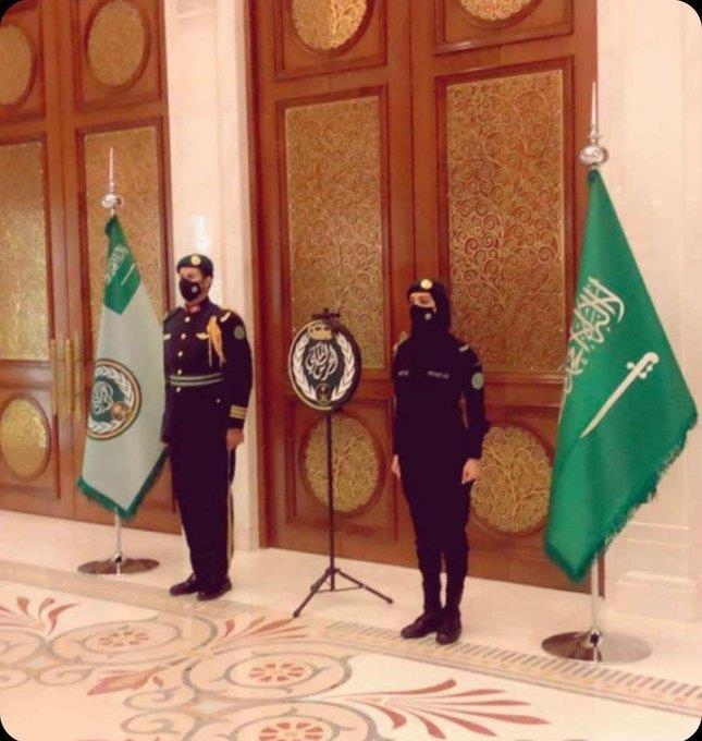 사우디 왕실의 여성 경호원(오른쪽)