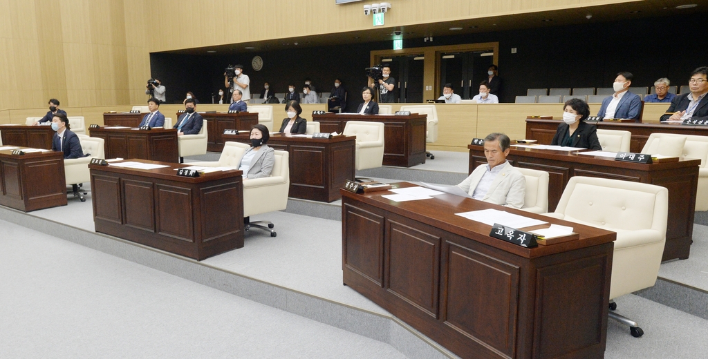 지난 1일 춘천시의회 임시회에서 통합당 의원들이 퇴장했다. 