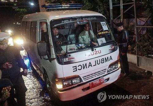2016년 7월 29일 사형 집행 이후 시신 이송하는 앰뷸런스