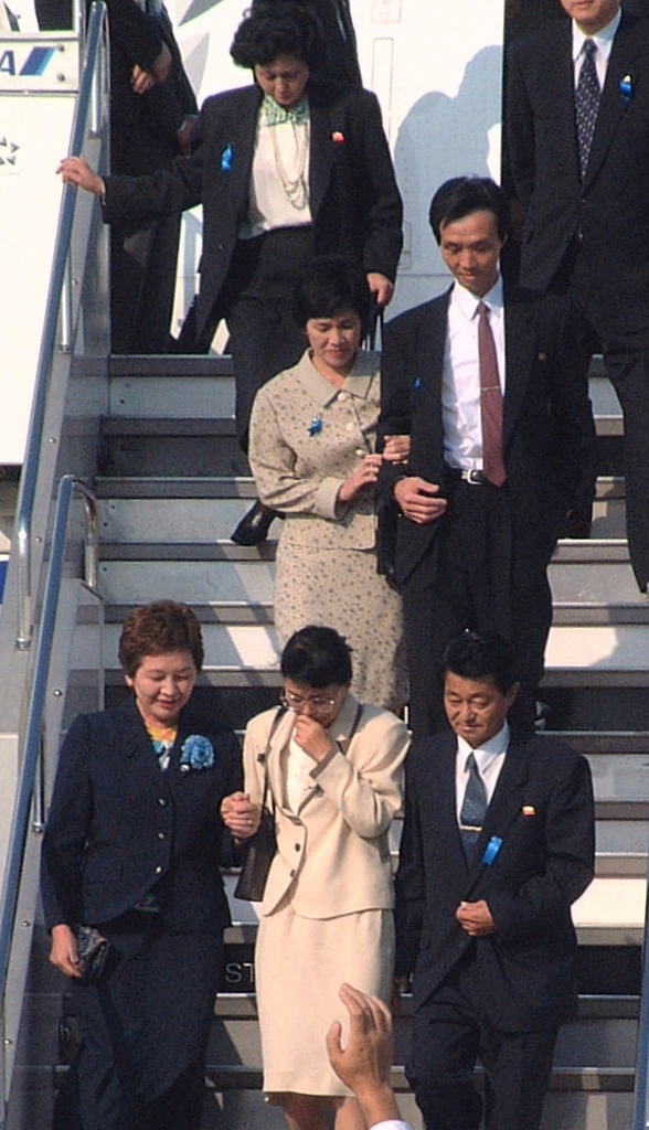 북한에 납치된 피해자 5명이 2002년 10월 15일 일본 도쿄 하네다(羽田)공항에 도착해 일본 정부 전용기에서 내리고 있다. [교도=연합뉴스 자료사진]