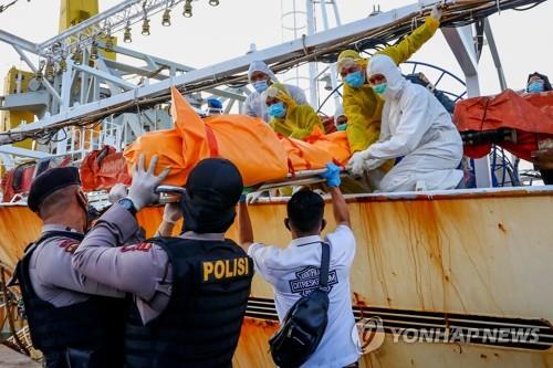 중국 어선 냉동고에서 찾아낸 인도네시아인 선원 시신