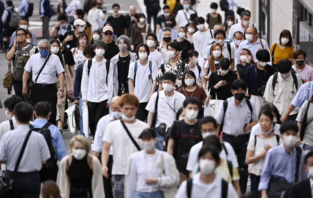 (도쿄 교도=연합뉴스) 7일 오후 일본 도쿄도(東京都) 신주쿠(新宿)구에서 마스크를 쓴 사람들이 이동하고 있다.