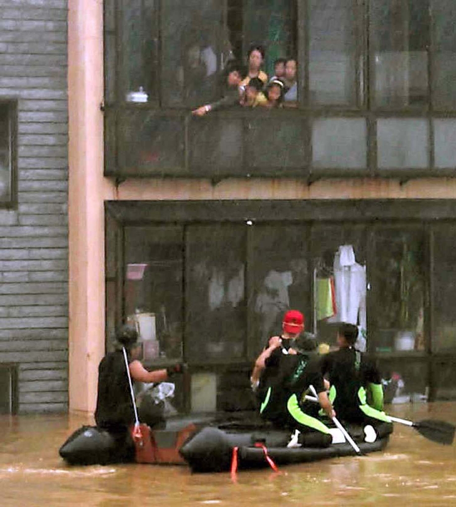파주 문산읍에서 구조 요청하는 시민들. 1999년