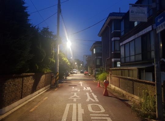 LED 보안등이 설치된 골목