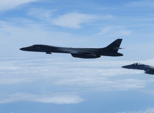 미일 연합훈련 중인 B-1B 랜서 폭격기
