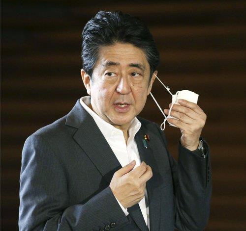 (도쿄 교도=연합뉴스) 아베 신조 일본 총리가 지난달 22일 오전 일본 총리관저에서 기자들의 질문에 답하기에 앞서 마스크를 벗고 있다. 