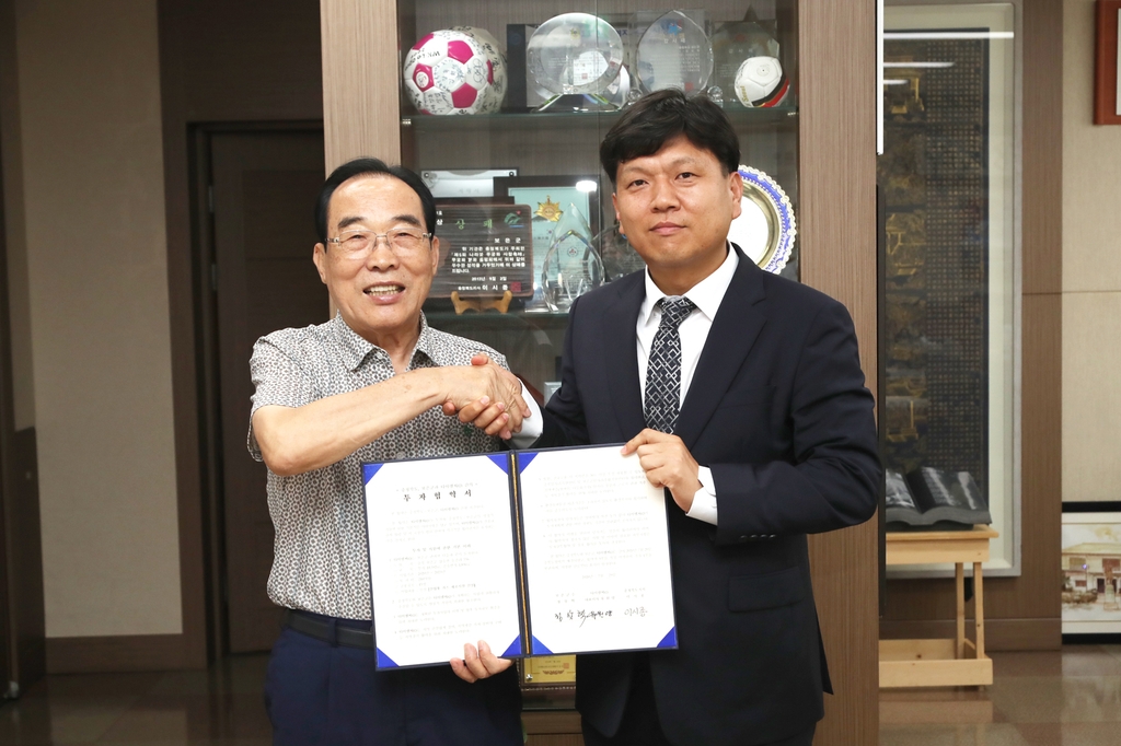 정상혁 보은군수(오른쪽)와 유원양 티이엠씨 대표이사