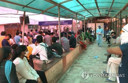 인도 뉴델리 코로나19 지정병원에서 진료를 기다리는 시민들. [AP=연합뉴스]