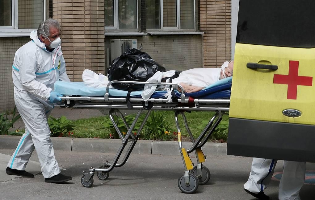 코로나19 환자 운송하는 러시아 의료진 [타스=연합뉴스 자료사진]