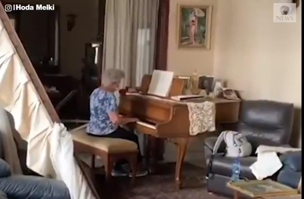 폭발로 인한 잔해 속에서 피아노를 연주하는 레바논 여성 멜키씨