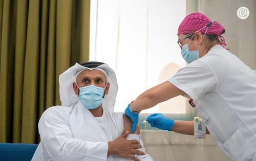 코로나19 백신 시험물질을 접종받는 셰이크 압둘라 아부다비 보건청장