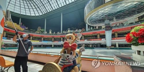 지난 6월 코로나19 확진자 방문으로 영업 중단한 잠실 롯데월드