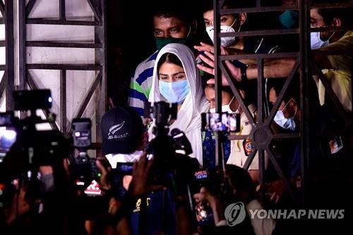 당국의 조사를 받고 나오는 수샨트 싱 라지푸트의 전 여자친구 레아 차크라보르티. {AFP=연합뉴스]
