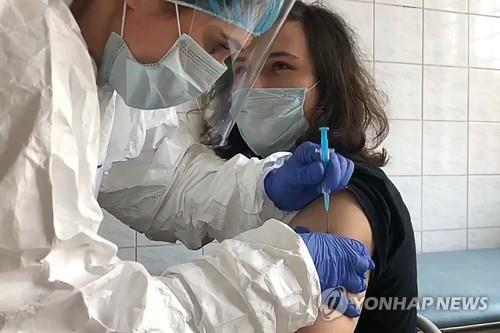 러시아가 자체 개발한 백신 1차 임상시험 접종 모습[타스=연합뉴스 자료사진] 