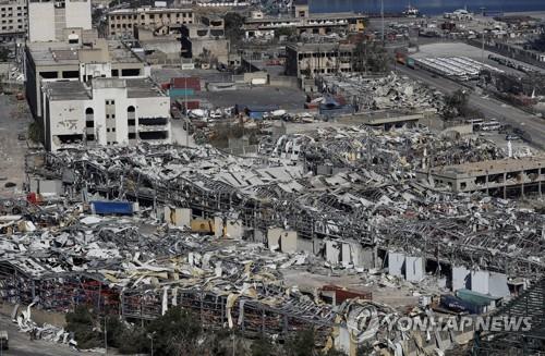 (베이루트 AP=연합뉴스) 레바논 베이루트 항구에서 지난 4일(현지시간) 발생한 대규모 폭발로 7일 항구 창고 건물들이 형체를 알아볼 수 없을 정도로 파괴돼 있다. leekm@yna.co.kr