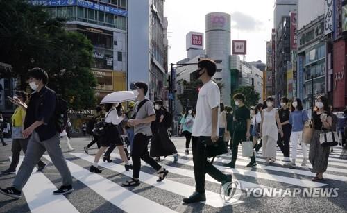 마스크 쓴 행인들로 붐비는 도쿄 시부야 거리. [EPA=연합뉴스 자료사진]