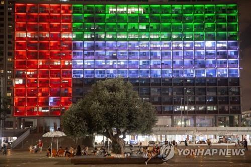 8월 13일(현지시간) 아랍에미리트(UAE) 국기를 형상화한 조명을 밝힌 이스라엘 텔아비브 시청 청사[AP=연합뉴스 자료사진]