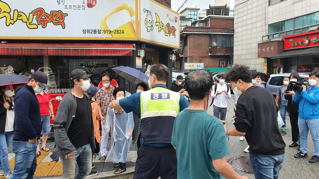 주민들과 실랑이 벌이는 사랑제일교회 관계자들