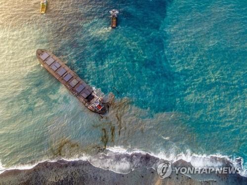 인도양 섬나라 모리셔스 해안에서 지난 7월 25일 좌초한 일본 화물선 'MV 와카시오'. [AFP=연합뉴스 자료사진]