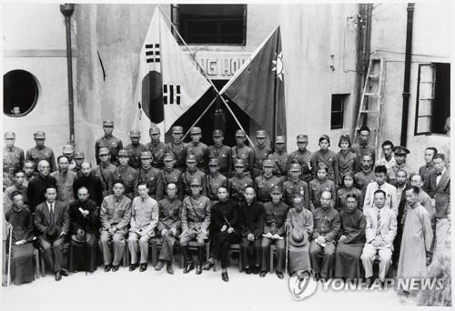 대한민국 광복군이 1940년 9월 17일 중국 충칭에서 열린 창설식에서 기념사진을 찍고 있다. [독립기념관 제공. 재판매 및 DB 금지]
