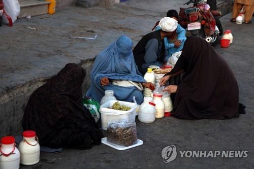 이달 9일 촬영된 부르카 입은 아프간 여성들