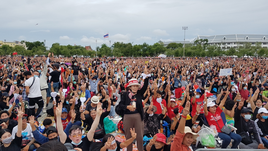반정부 집회 참석자들이 저항의 의미로 '세손가락 경례'를 하고 있다 2020.9.19