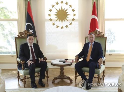 6일 이스탄불서 회담한 에르도안(우) 터키 대통령과 사라즈 리비아통합정부 총리