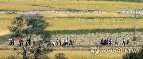 이동하는 북한 주민들