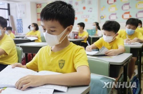 지난 23일 등교 수업 재개한 홍콩 학교 [신화=연합뉴스]