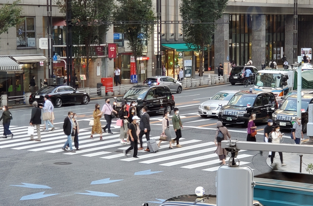 (도쿄=연합뉴스) 이세원 특파원 = 지난달 30일 오후 일본 도쿄도(東京都)의 상업지구인 긴자(銀座)에서 마스크를 쓴 사람들이 횡단보도를 건너고 있다. 2020.10.1