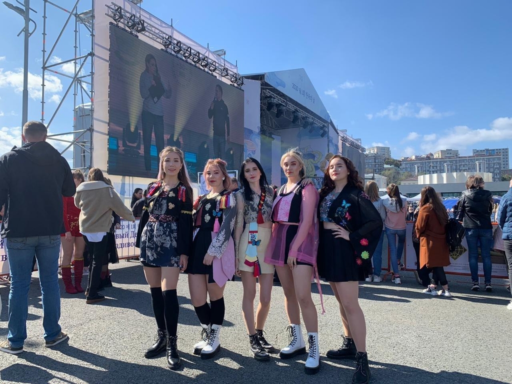 K-POP 커버댄스 대회에 참가한 현지인들