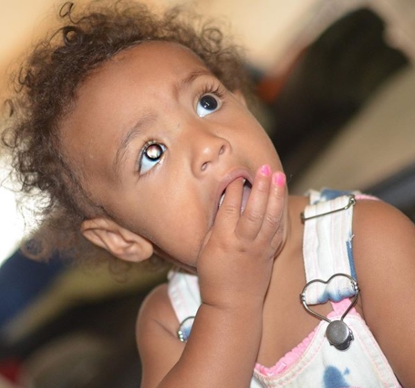 지난 8월 4일 재스민 마틴이 딸 사리의 망막모세포종 투병 사실을 알리면서 게시한 