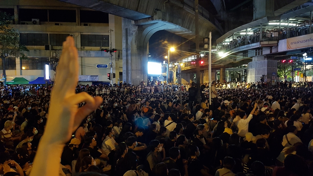 방콕 중심가 랏차쁘라송 네거리 도로를 완전히 점령한 시위대가 늦은 시간까지 집회를 진행하는 모습. 집회 참석자들이 '세손가락 경례'를 하고 있다. 2020.10.15[방콕=연합뉴스 김남권 특파원]