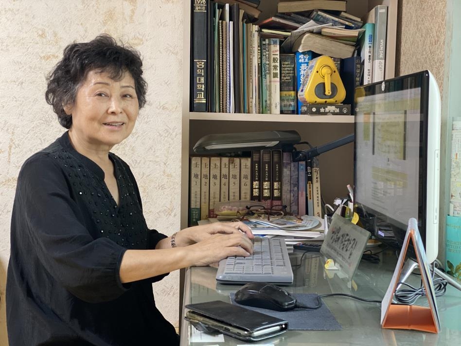 편지 번역 봉사하는 김영자씨
