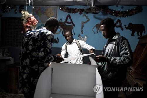 18일 코나크리에서 선거 부스를 설치하는 선거 관리위원들
