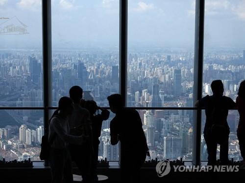 중국의 '경제수도' 상하이 전경 바라보는 관광객들