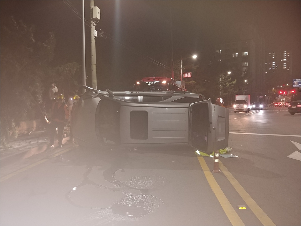 왼쪽으로 넘어진 사고 차량