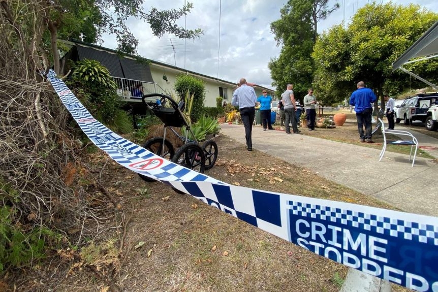 50여년 전 아들 살해 혐의로 체포된 76세 할머니의 집을 조사하고 있는 호주 경찰 
