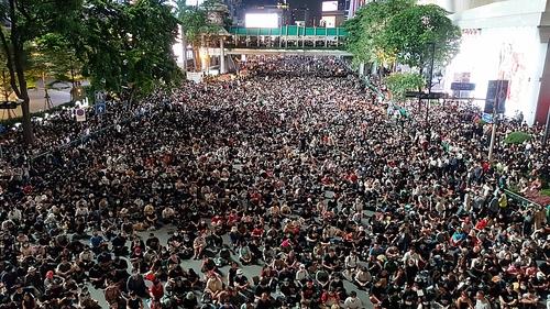 방콕 중심가 랏차쁘라송 네거리 도로를 완전히 점령한 반정부 집회 참석자들이 연사의 발언을 듣고 있다. 2020.10.15[방콕=김남권 특파원] 