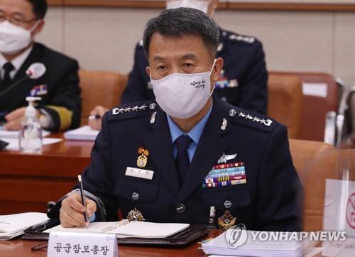 답변하는 이성용 공군참모총장