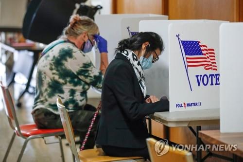 '대선 경합' 위스콘신에서 조기 투표하는 유권자들