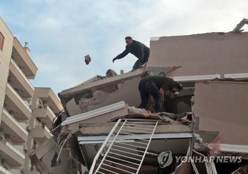 지진 복구하는 터키 주민들