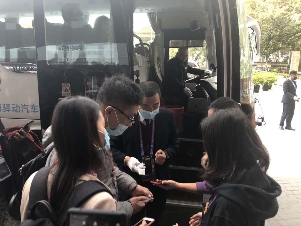 승객 탑승 전 체온 검사하는 수입박람회 셔틀버스 운전기사