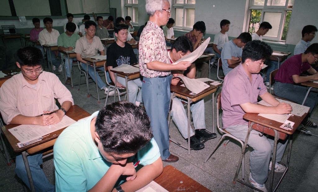 1994년도 대학수학능력시험, 시험지 배부받는 수험생들