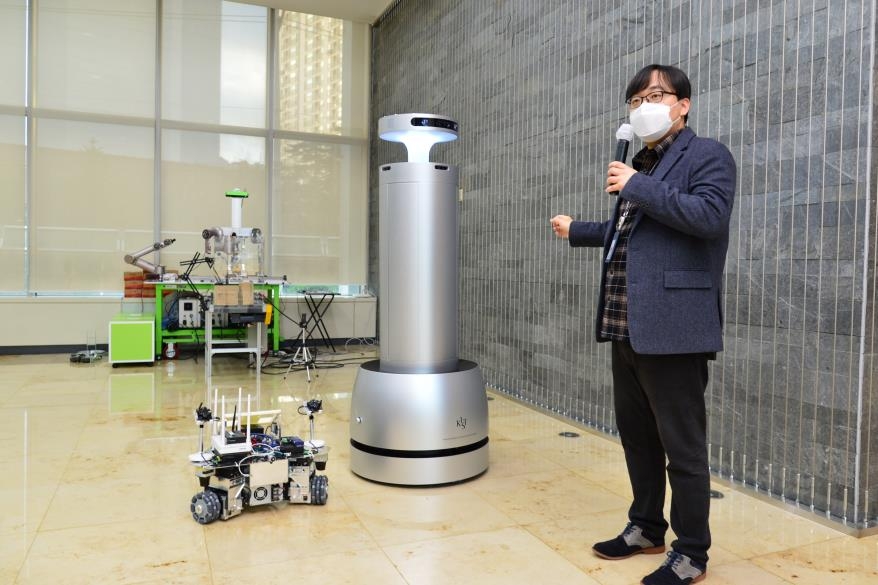 KIST가 개발한 '대한민국 에이드봇(AIDBOT)' 시연