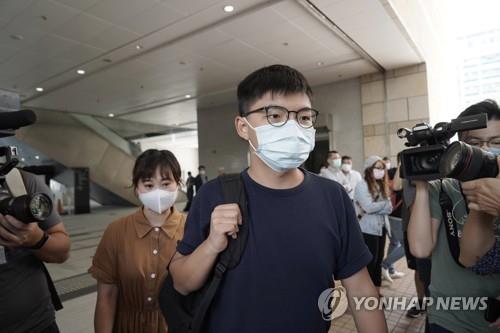 (홍콩 AP=연합뉴스) 불법 집회 선동 혐의로 기소된 홍콩 민주화운동 지도자 조슈아 웡이 지난 10월15일(현지시간) 법원에 도착하고 있다.