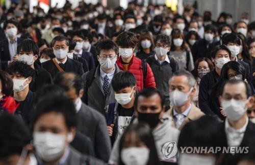 (도쿄 EPA=연합뉴스) 24일 오전 일본 도쿄도 시나가와(品川)역에서 직장인들이 마스크를 쓰고 출근하고 있다. 