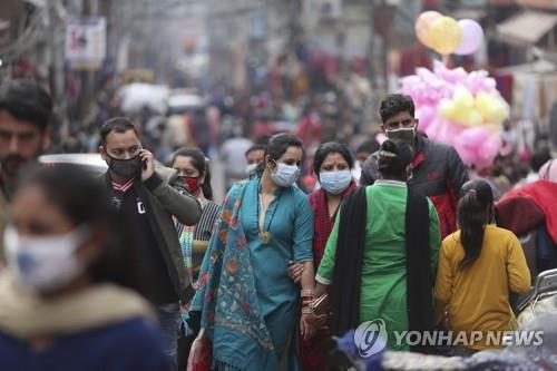 인도 잠무의 한 시장에서 마스크를 쓰고 쇼핑하는 주민. [AP=연합뉴스]
